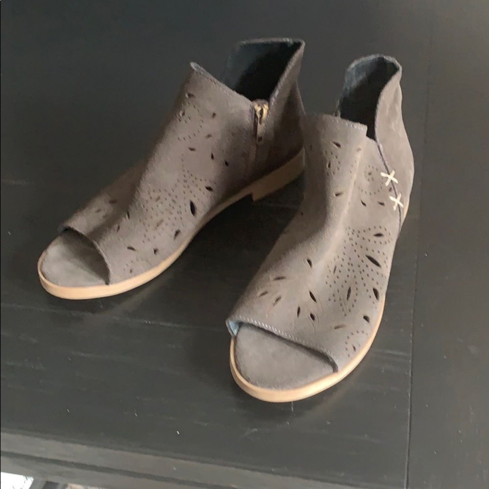 Grey suave peep toe sandal